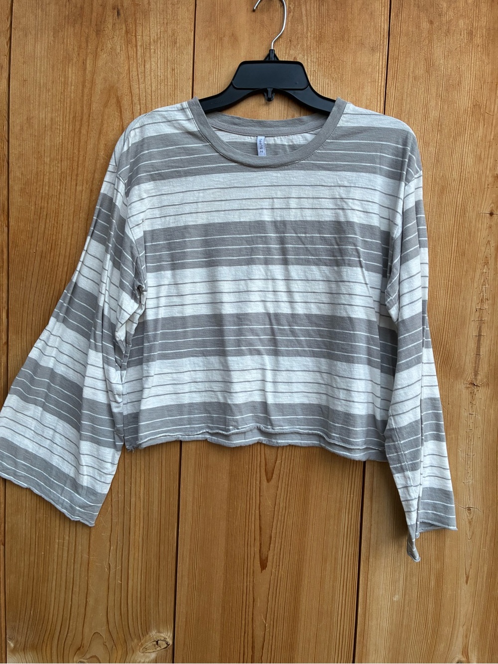 Z SUPPLY Gray & White Long Sleeve Crop Top
Size Medium
